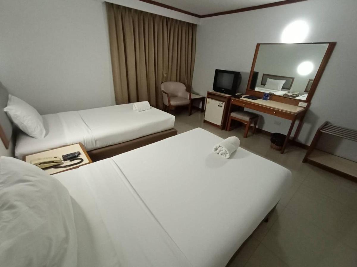 Friday Hotel Uttaradit Exterior foto