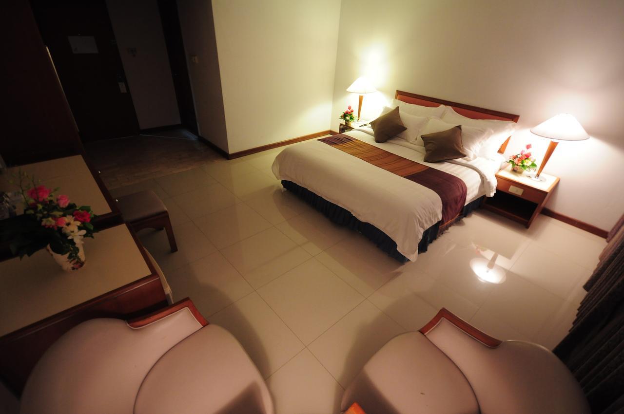 Friday Hotel Uttaradit Exterior foto