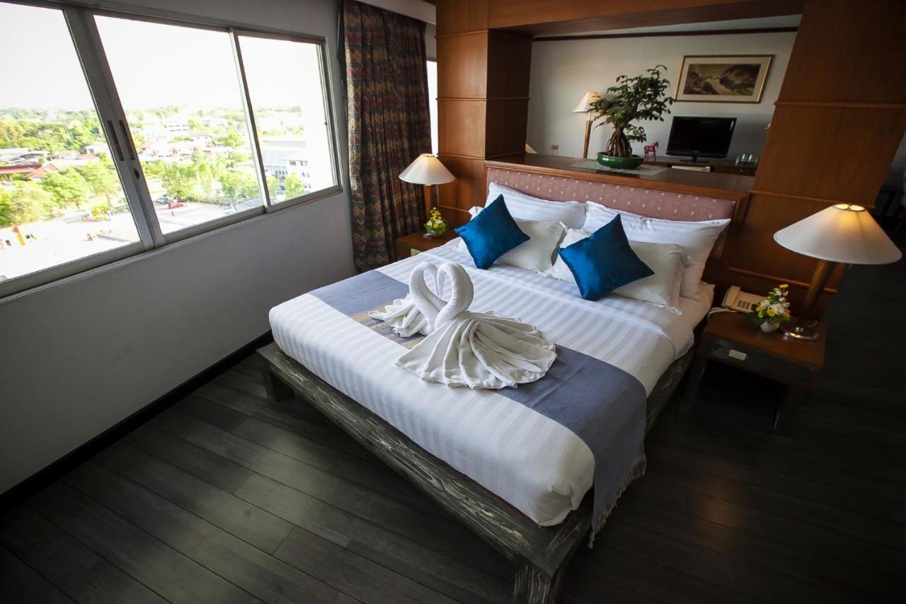 Friday Hotel Uttaradit Exterior foto